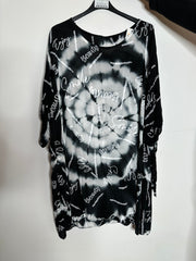 T-shirt med batik og tekst - ITJULI25 by G9