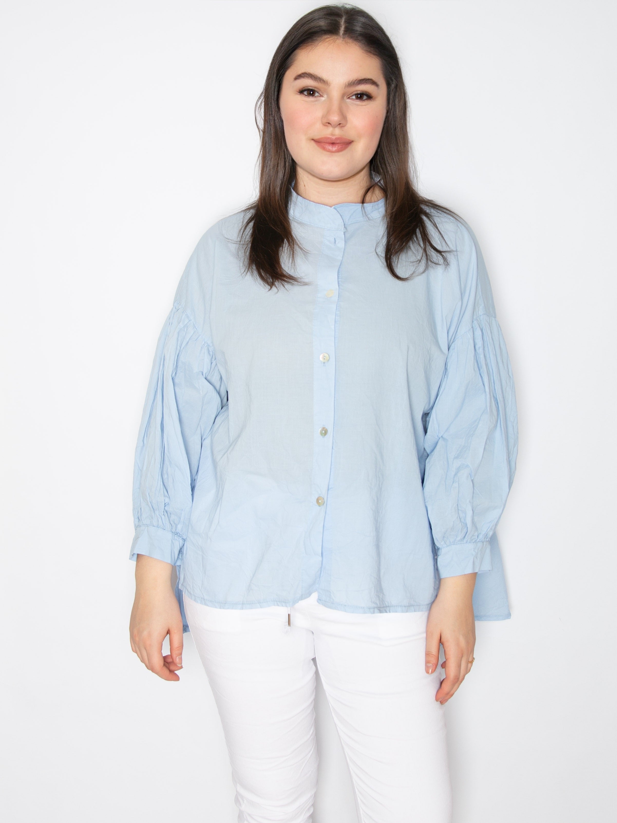 Skjorte med pufærmer by Shining Moda