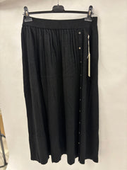 Lang Plisseret Nederdel, Knapper