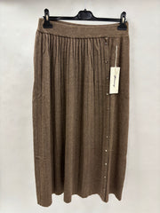 Lang Plisseret Nederdel, Knapper