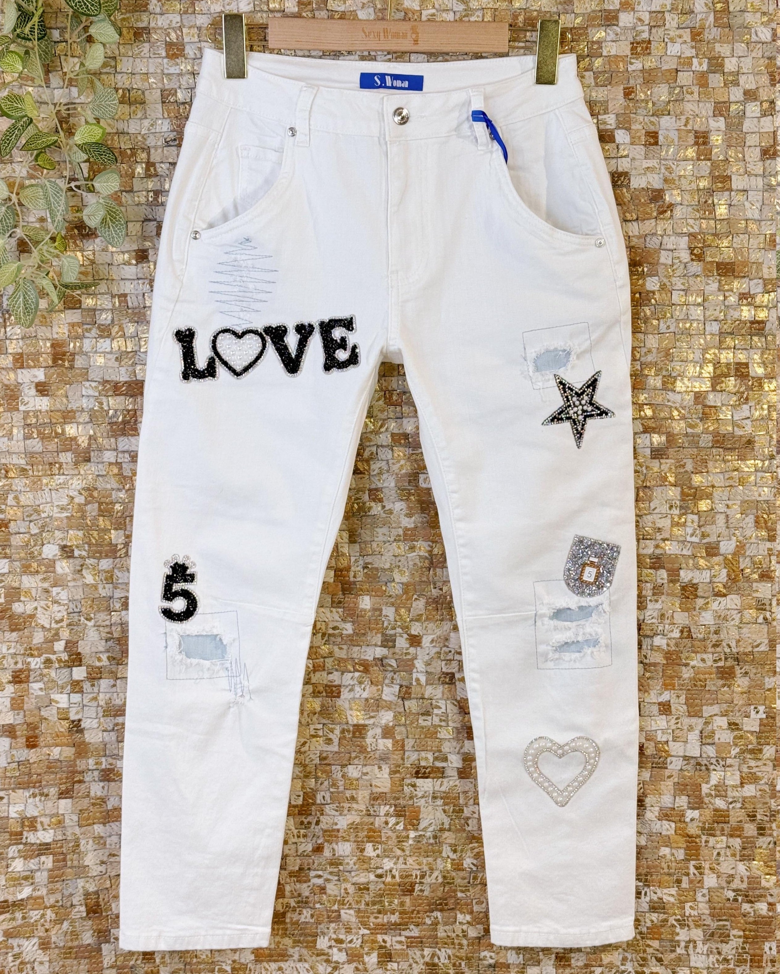 Hvide jeans med love og patches - ITFEB25 by Sexy Woman