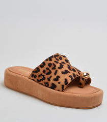 Sandaler med tårem og guld spænde by Gioa