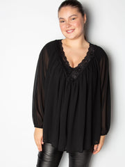 Bluse med blonde v udskæring by Krone 1