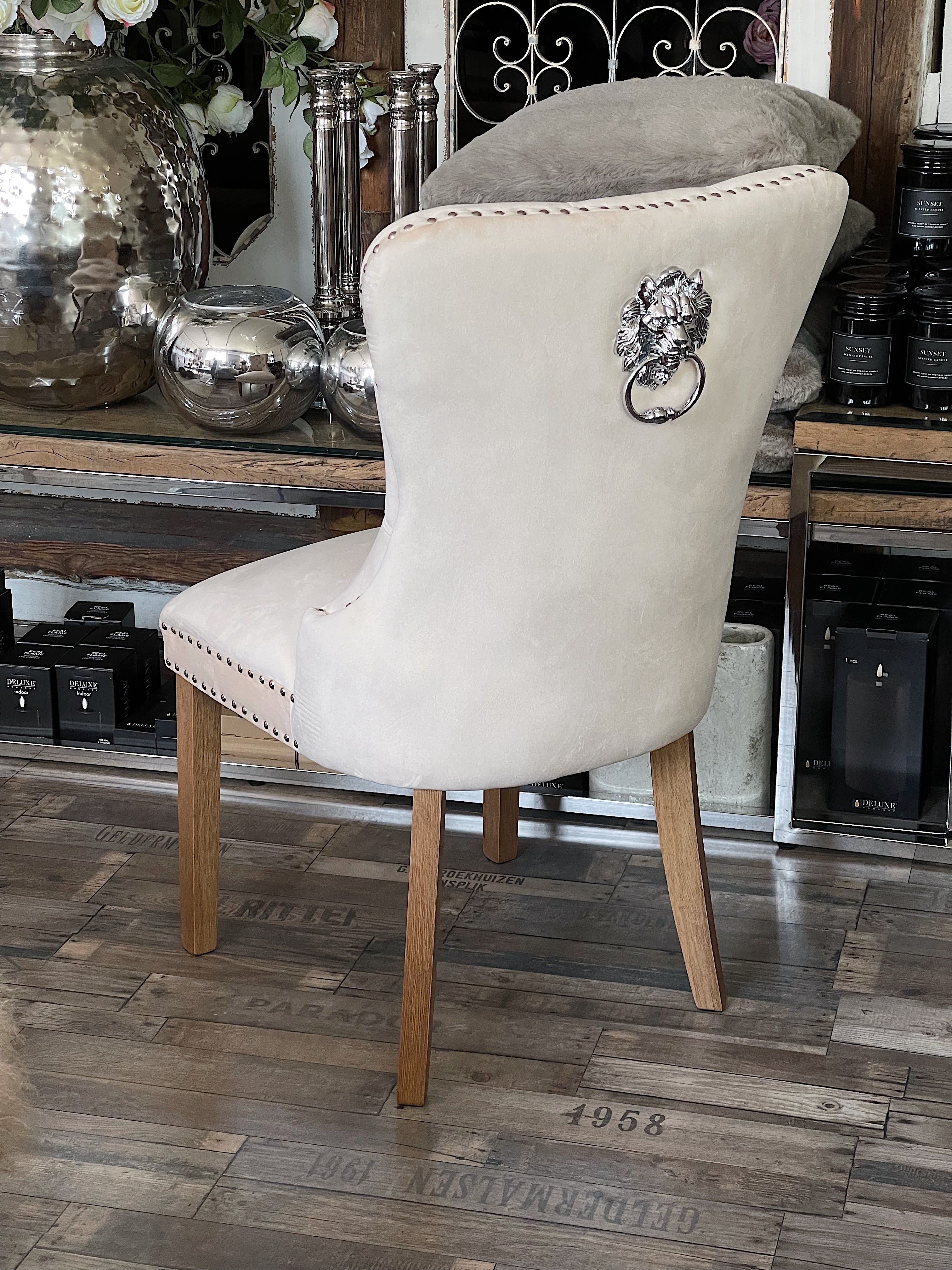 Spisestol med løvedetalje og træben Champagne by Krone 1