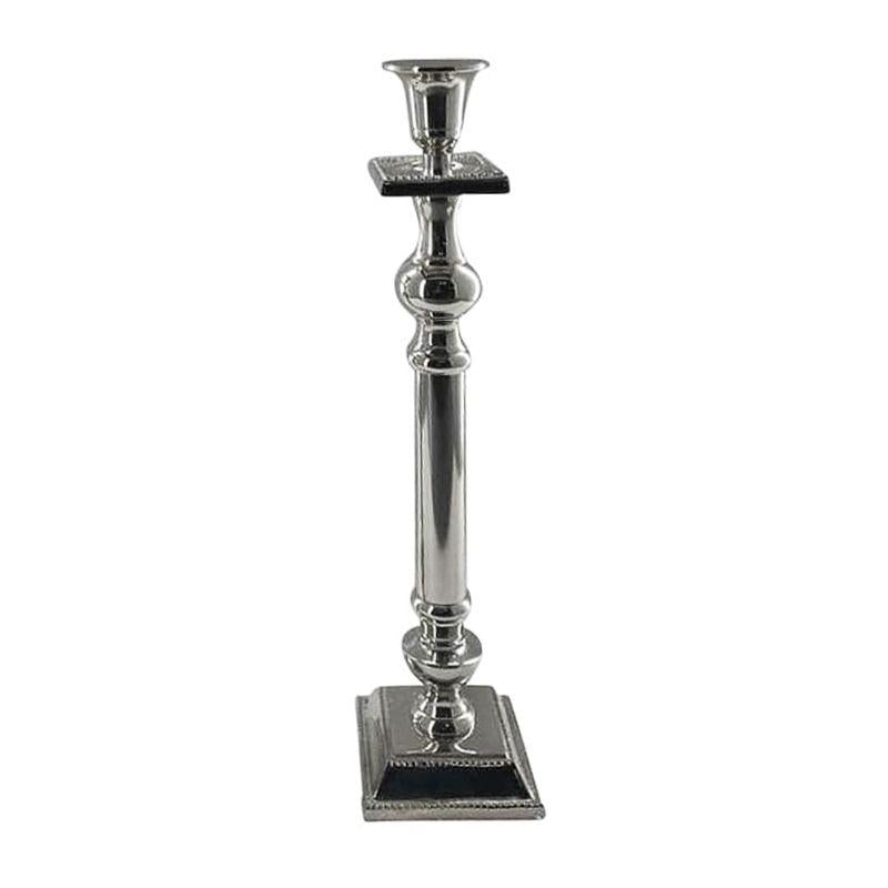 Lysestage i blank nikkel – aluminium med firkantet fod og prikket dekoration 12x12x45 cm