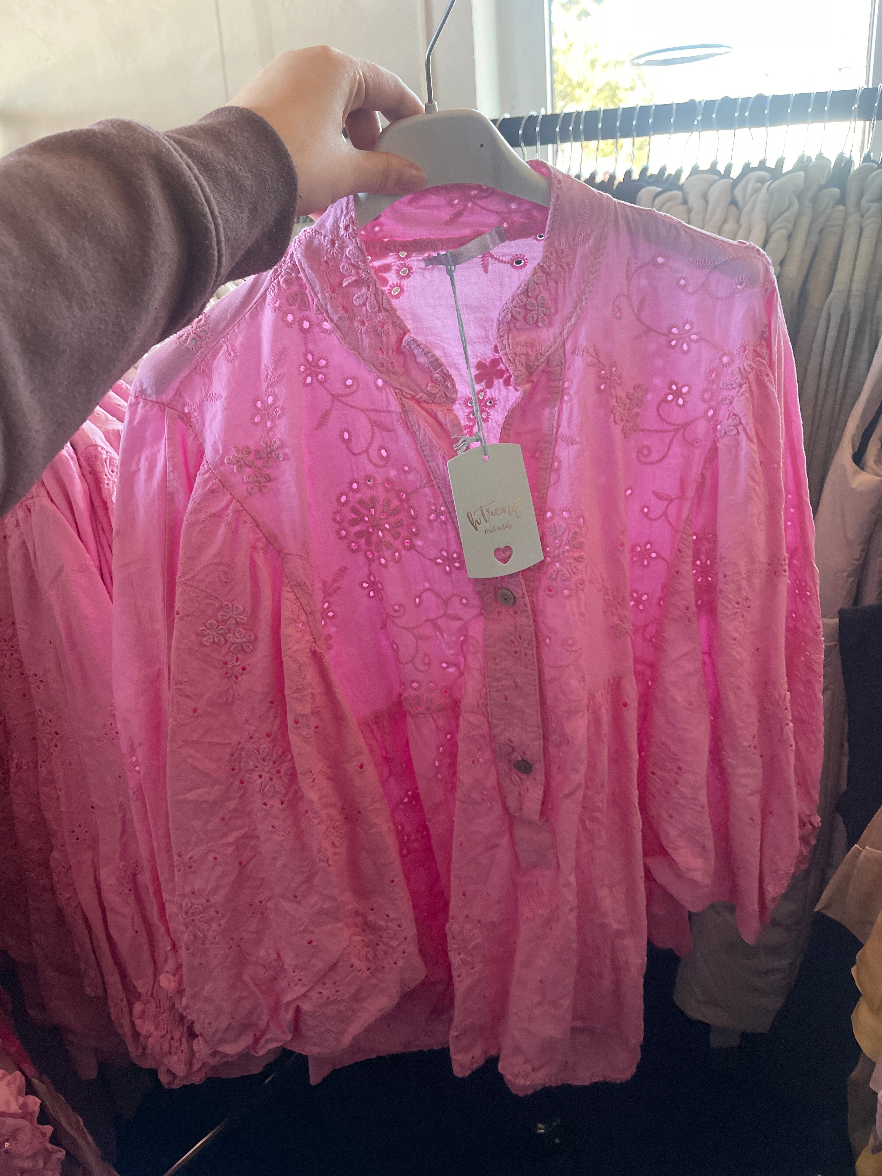 Skjorte med blomster broderi by Sierra