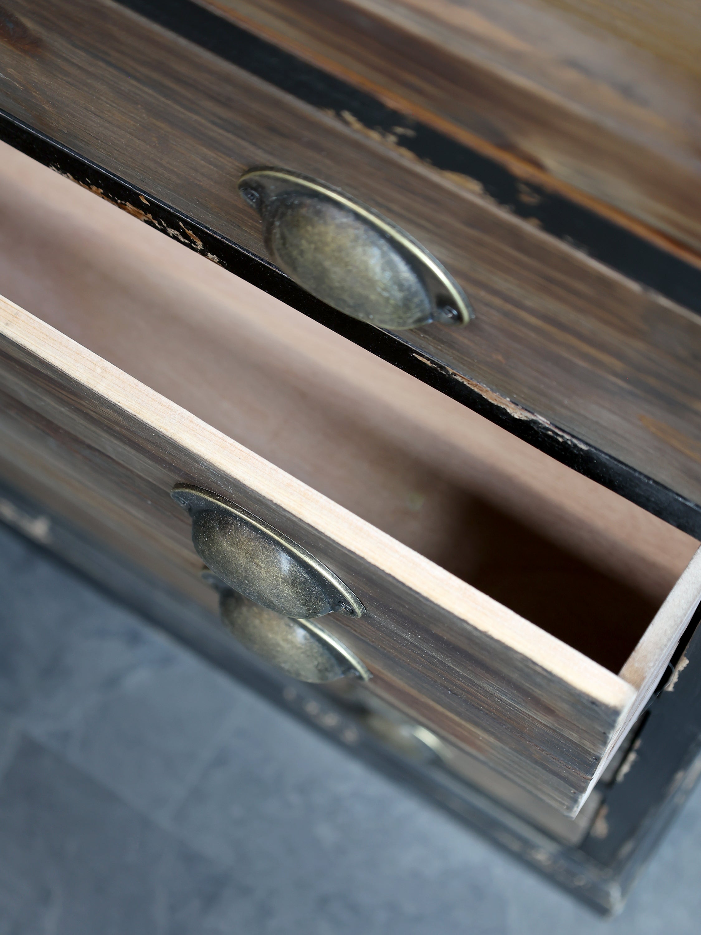 Vitrineskab m. 2 glaslåger og 4 skuffer, H191/L80/B48 cm antique sort by Chic Antique