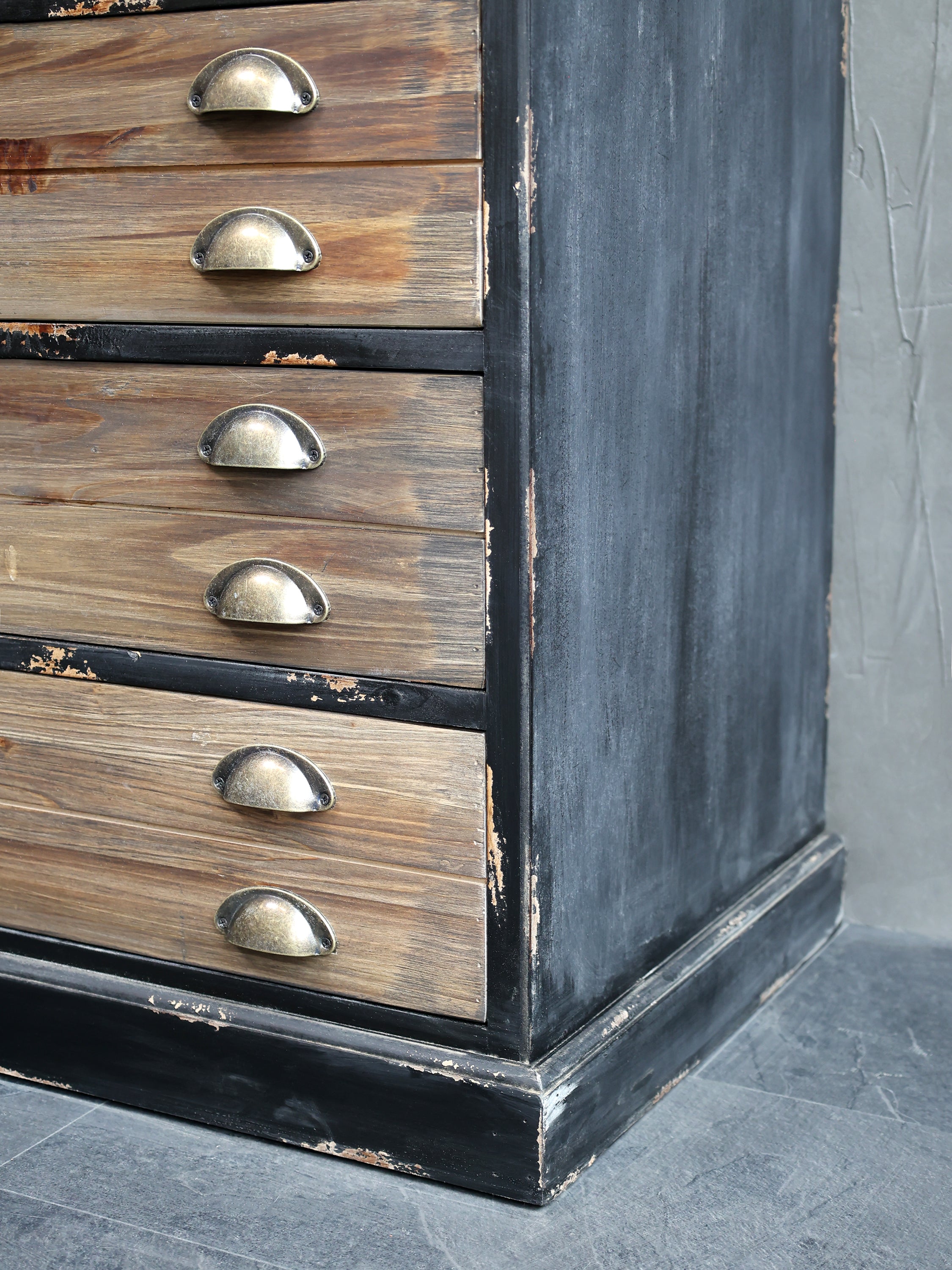 Vitrineskab m. 2 glaslåger og 4 skuffer, H191/L80/B48 cm antique sort by Chic Antique