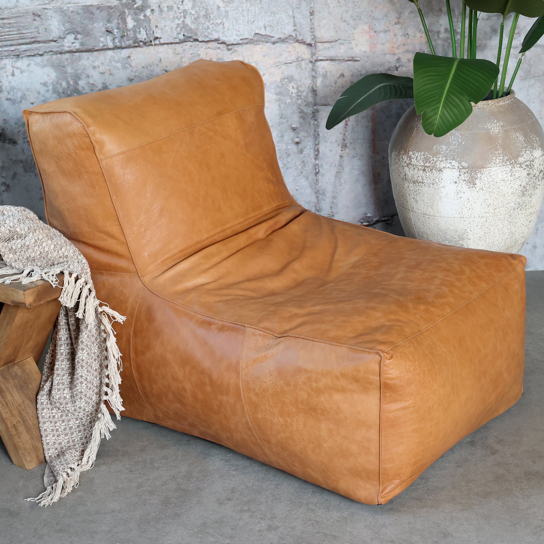 Loungestol i læder, H83/L103/B83 cm cognac by Chic Antique