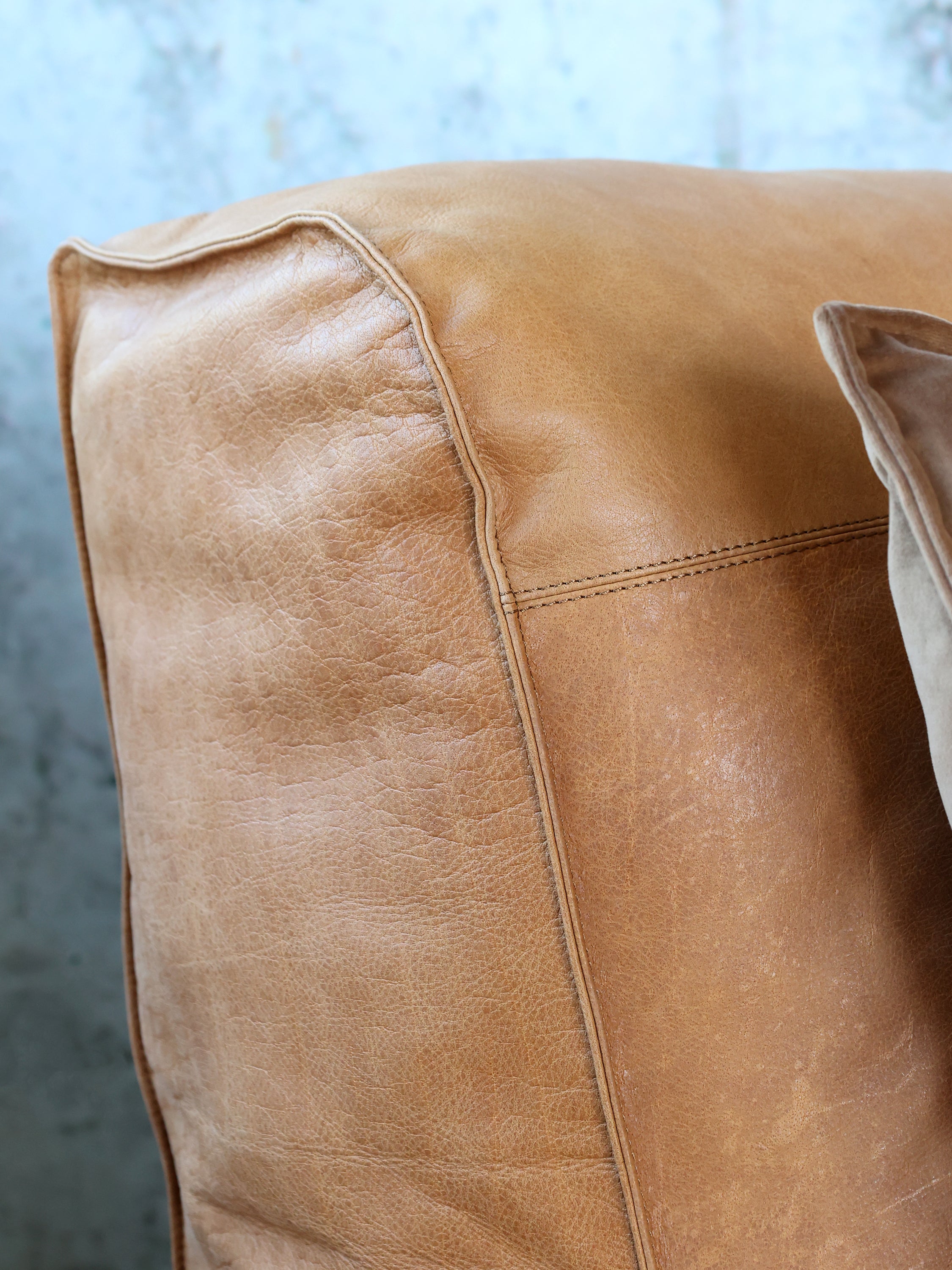 Loungestol i læder, H83/L103/B83 cm cognac by Chic Antique