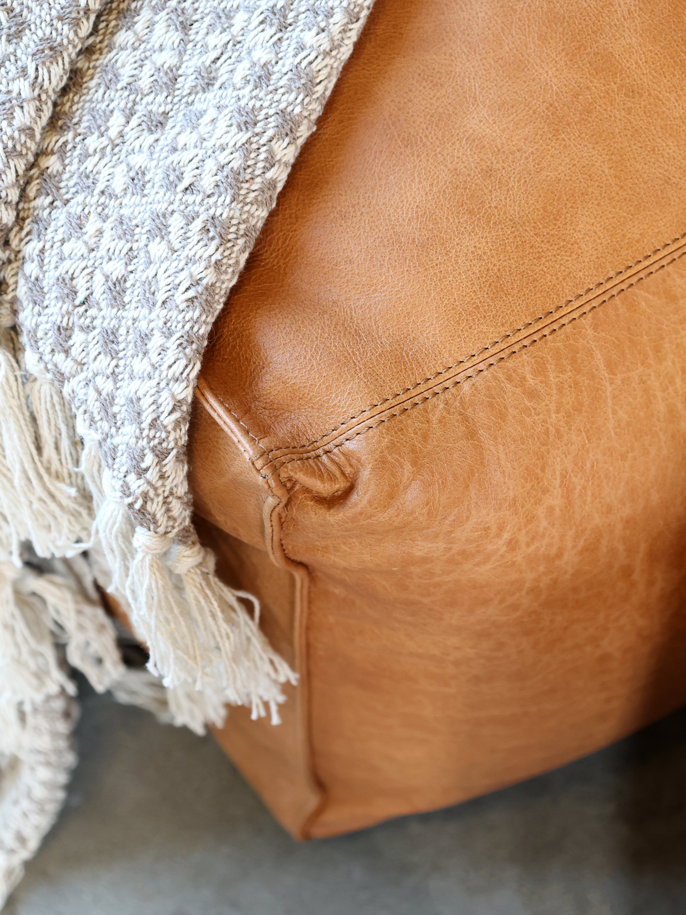 Loungestol i læder, H83/L103/B83 cm cognac by Chic Antique