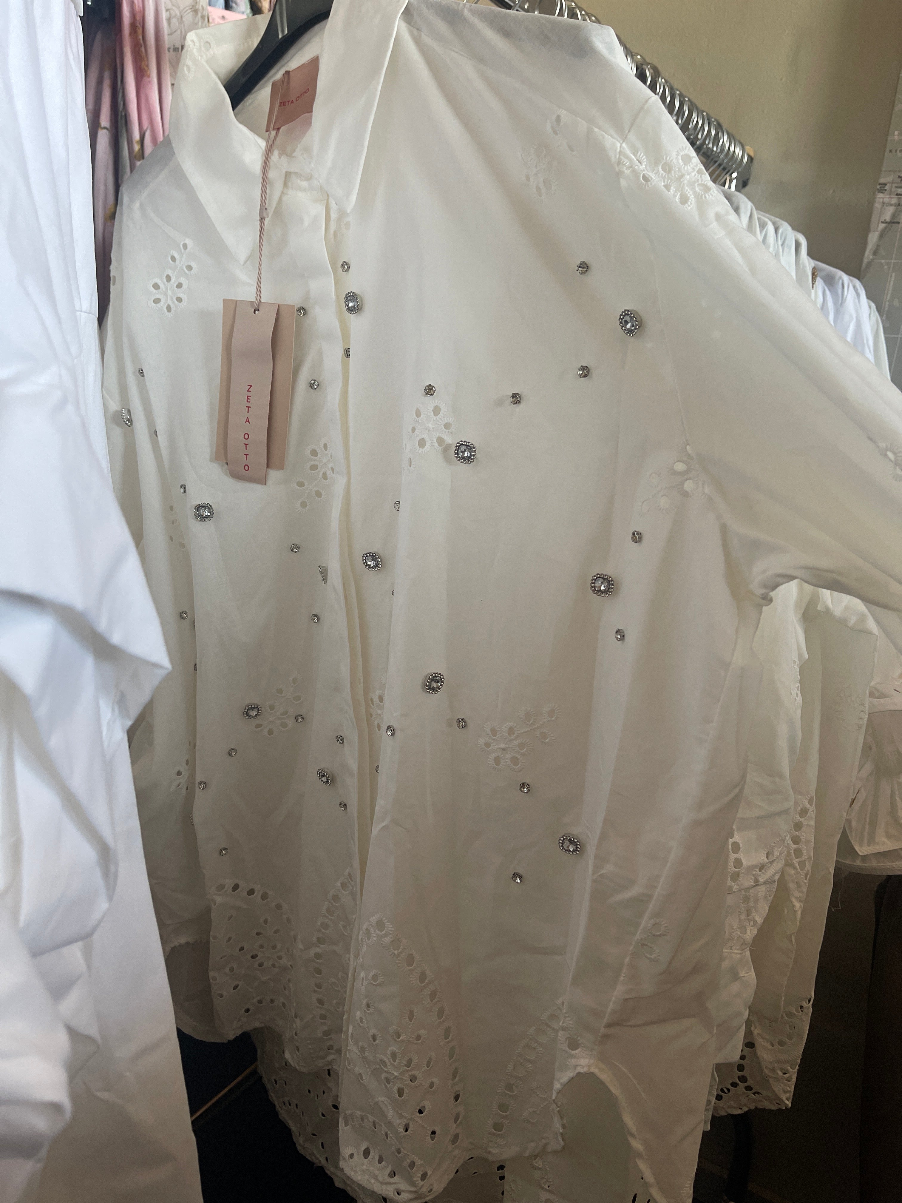 Skjorte med broderianglaise og bling by Zeta Otto