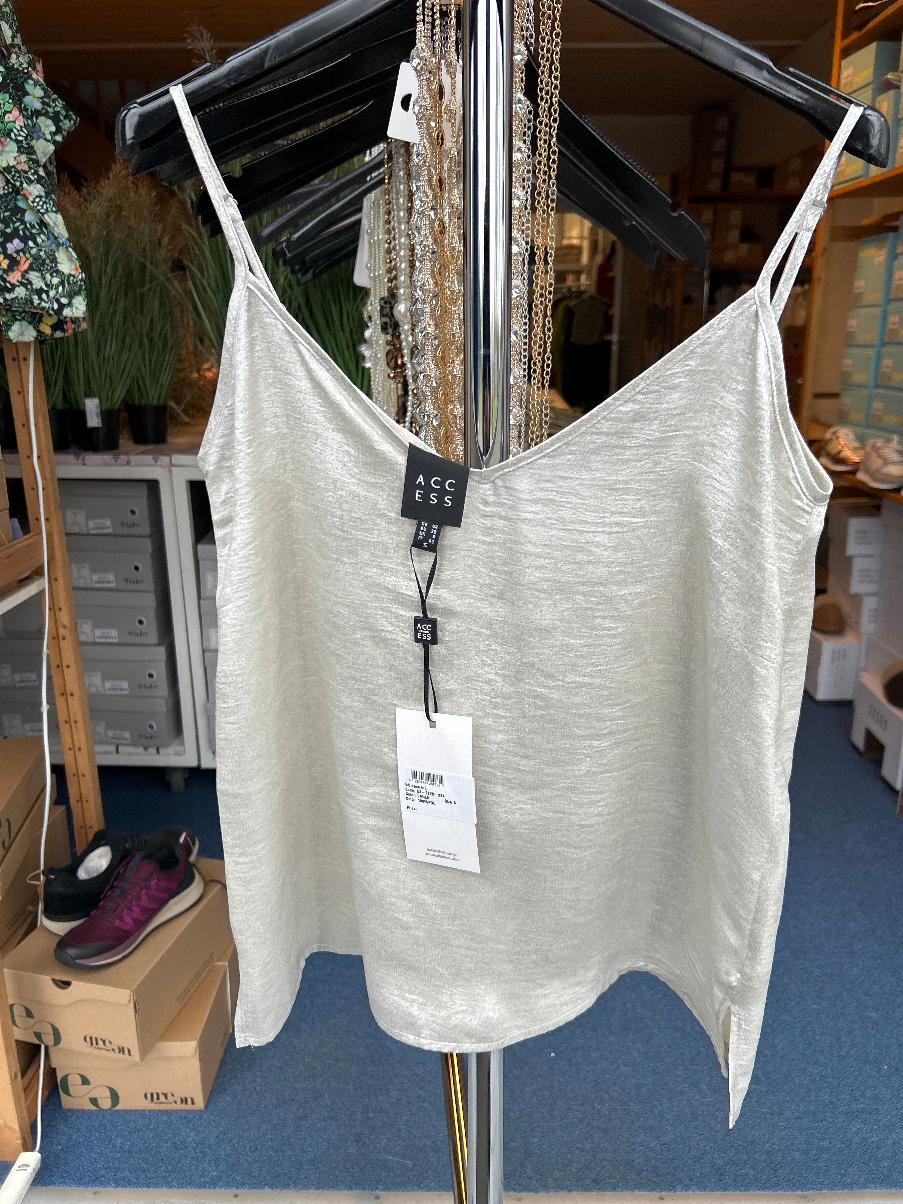 Top med v-udskæring by Krone 1