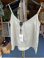 Top med v-udskæring by Krone 1