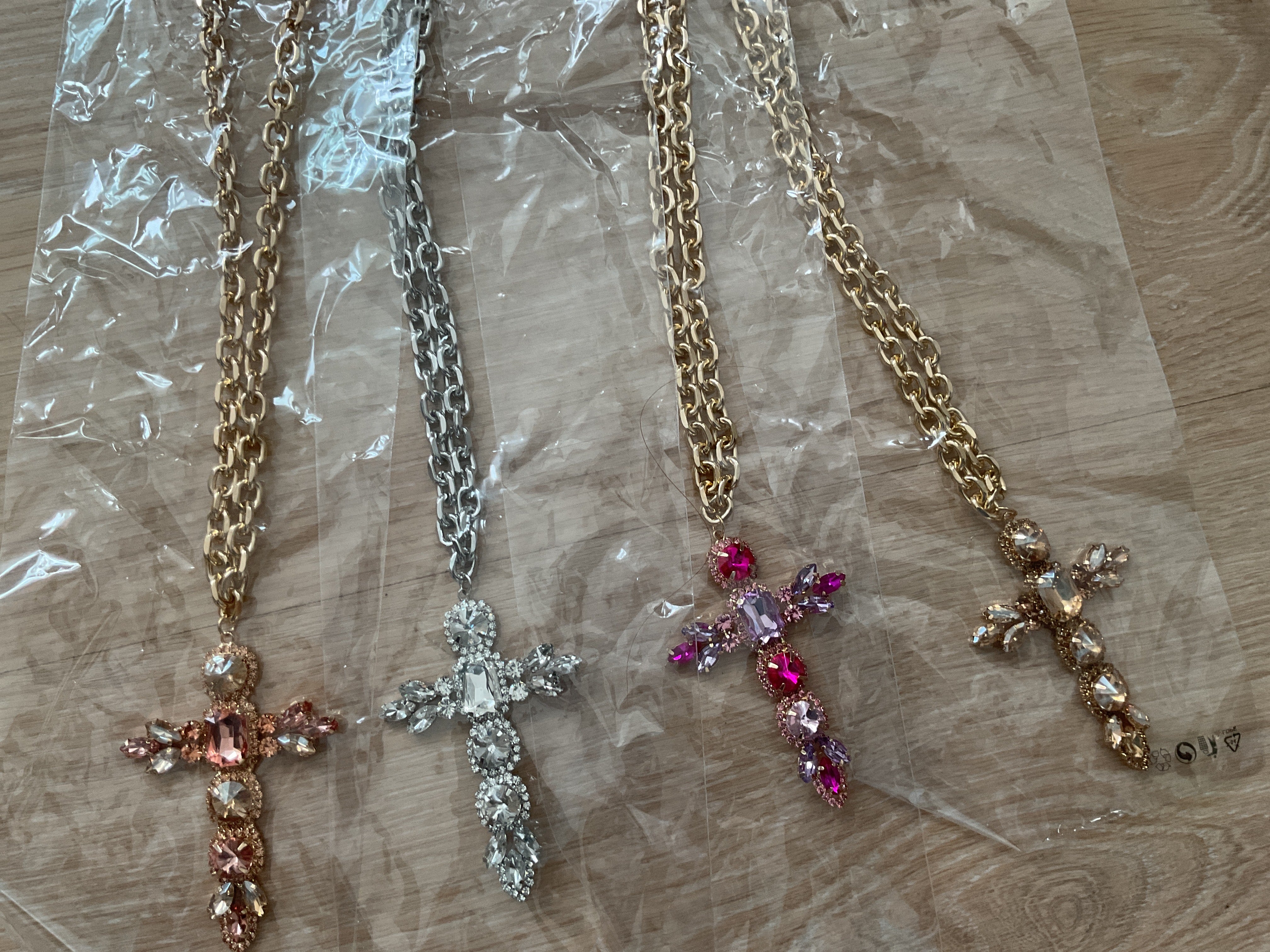 Lang kors halskæde med sten by Krone 1