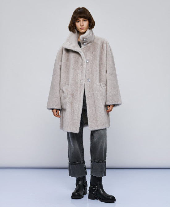 Vendbar damejakke med krave i kunstpels