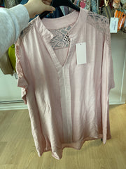 Bluse med blonde ryg og ærme - Brystmål 140cm - Viskose by Krone 1