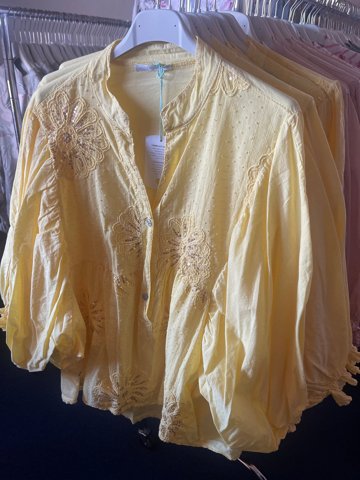 Skjorte med paillet blomster by Sierra