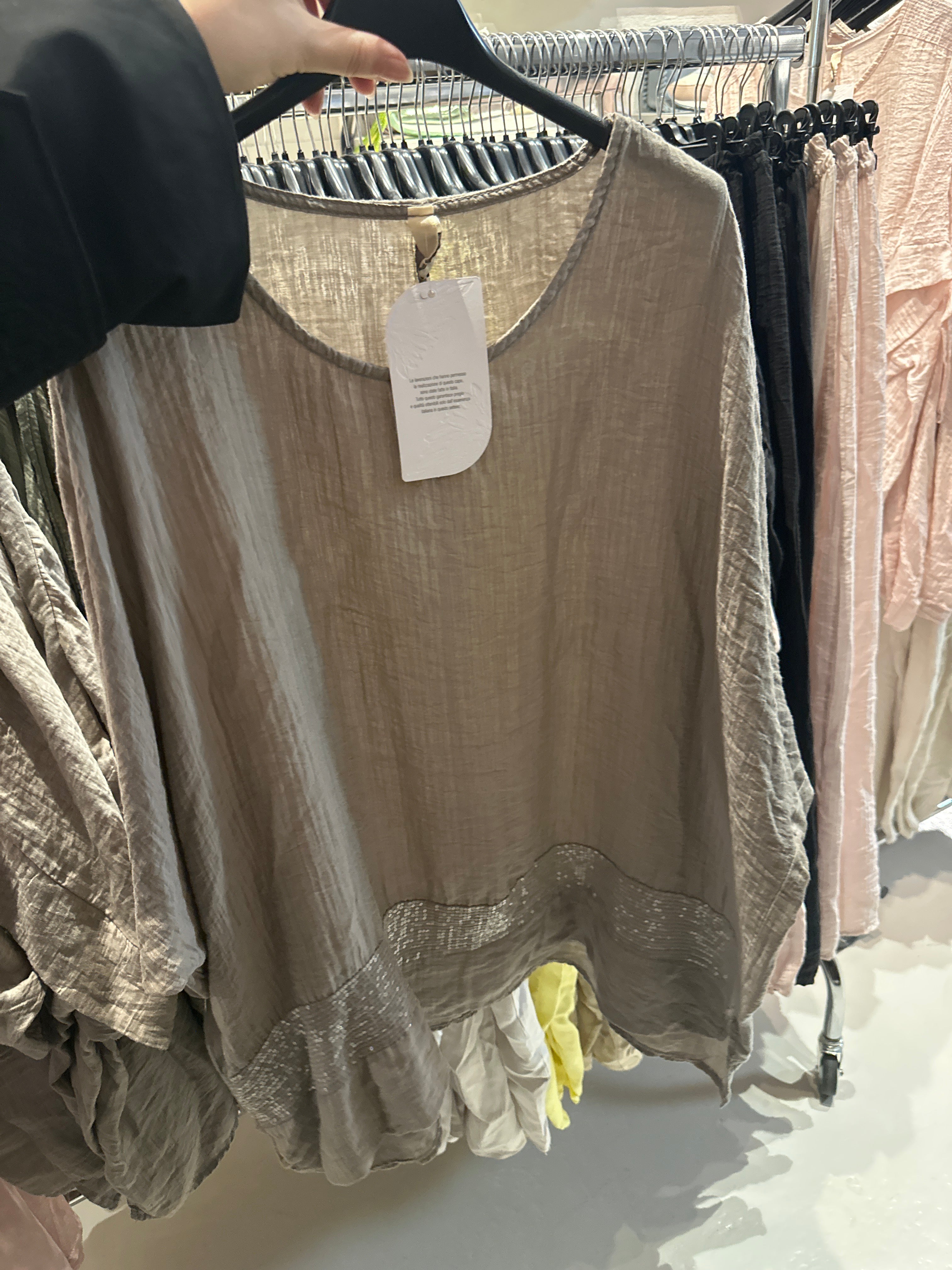 Bluse med pailletter forneden by Luxluna