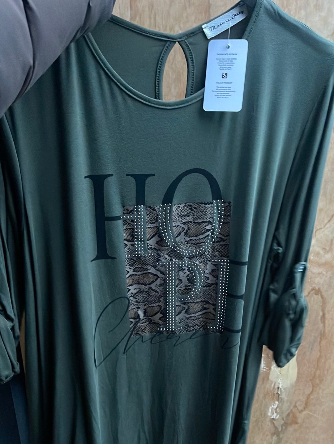 Bluse med hope skrift - Brystmål 130cm by Krone 1