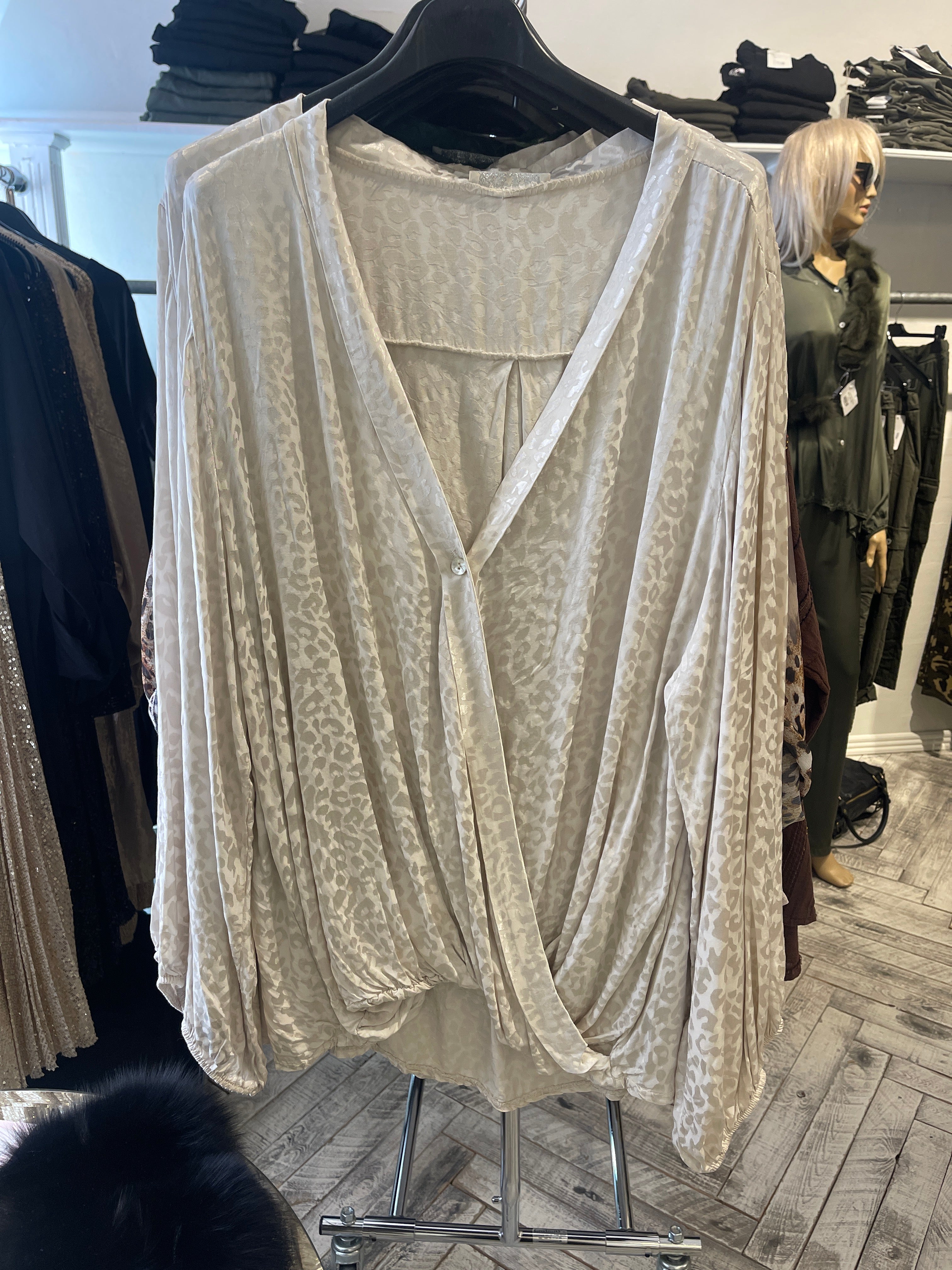 Draperet skjortebluse med Leo tryk - Brystmål 120cm by Krone 1