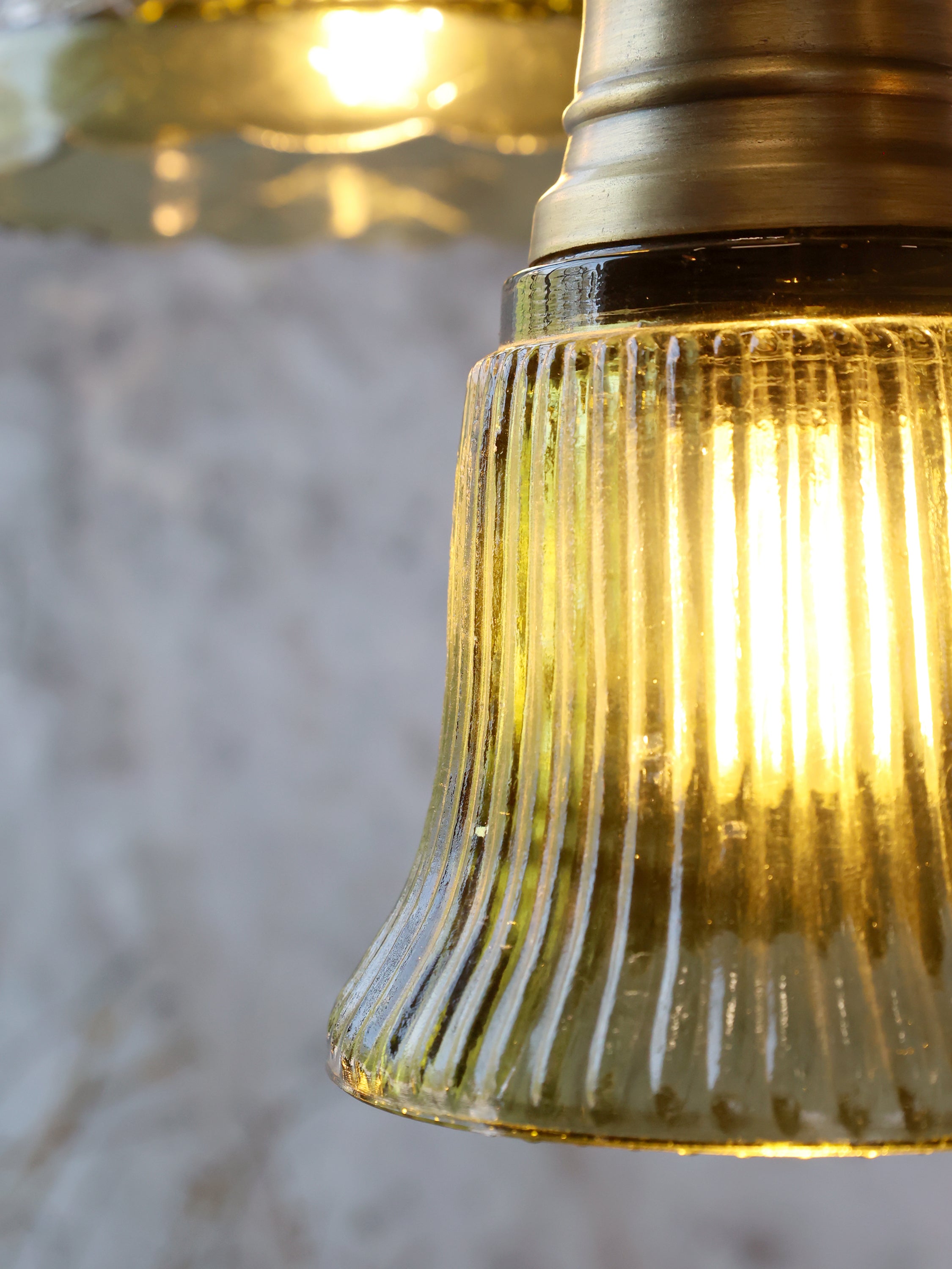 Lampe m. messingtop, H17/Ø12 cm oliven