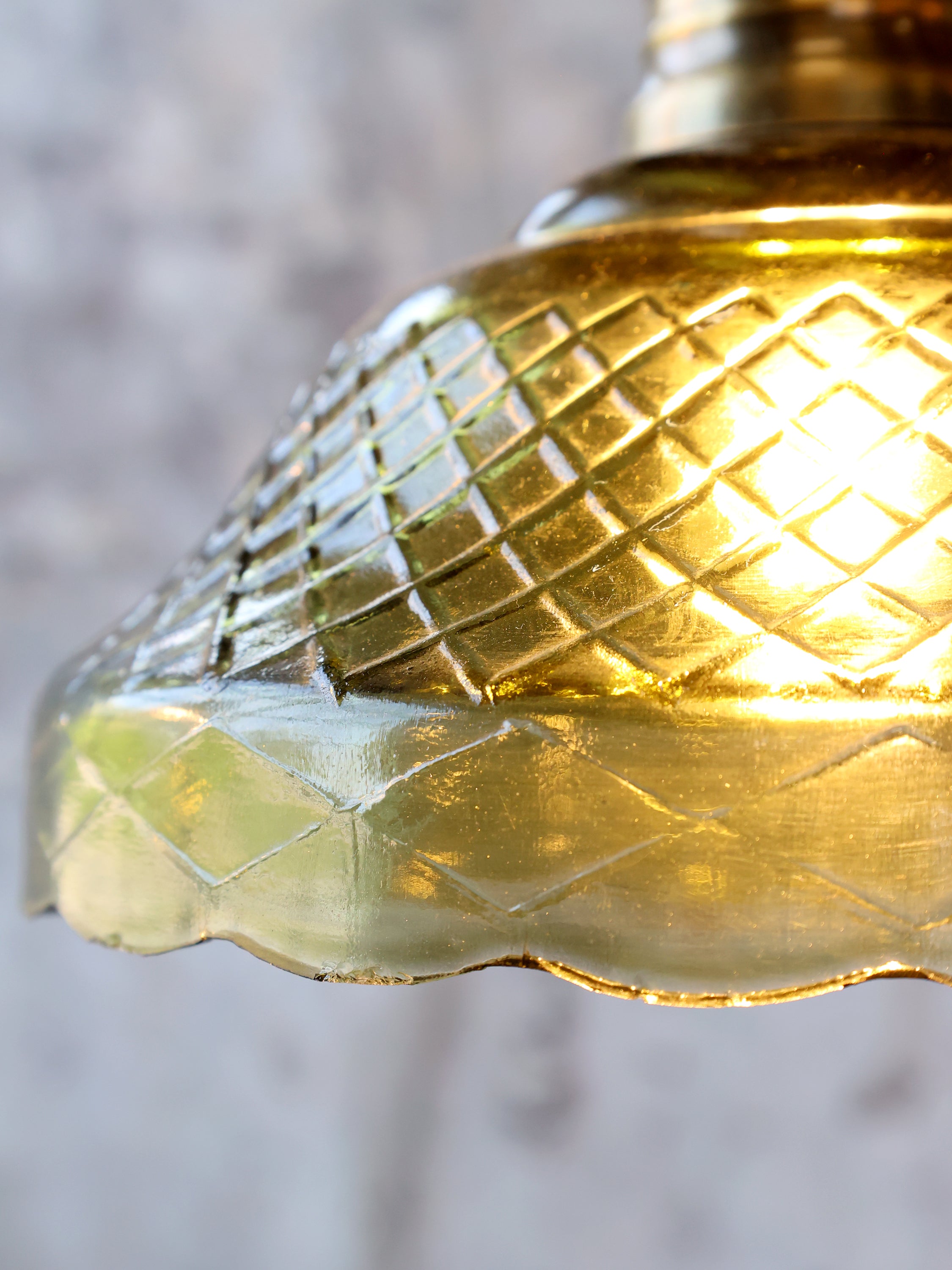 Lampe m. messingtop, H18/Ø21 cm oliven
