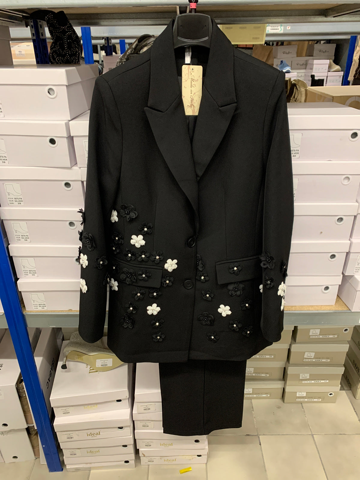 Sort jakkesæt med fine blomster by Krone 1