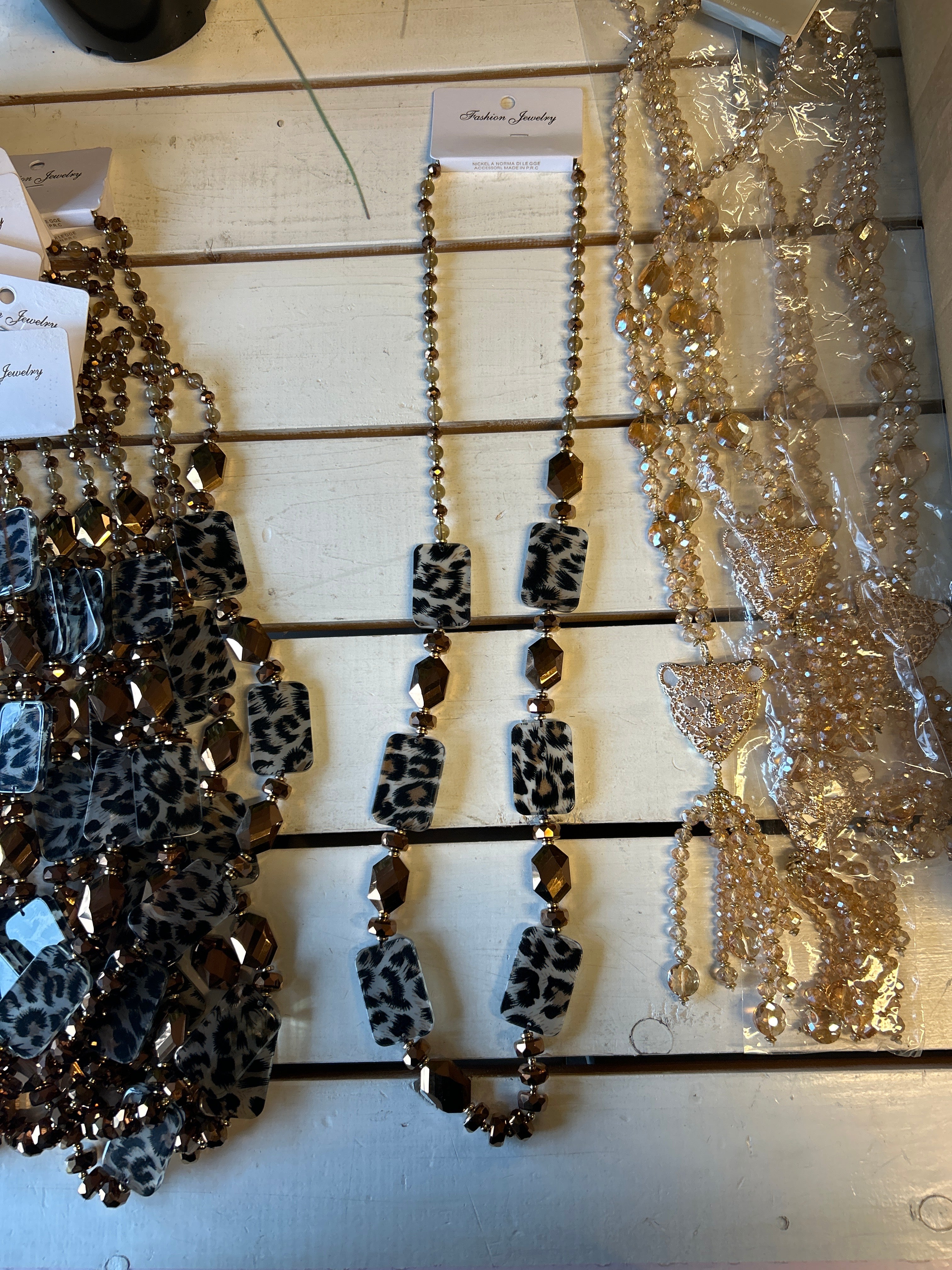 Halskæde med firkantet leopard detaljer by Krone 1