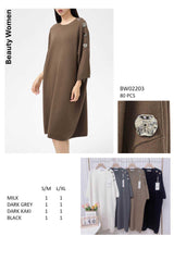 Strikkjole med knapper ved skuldre