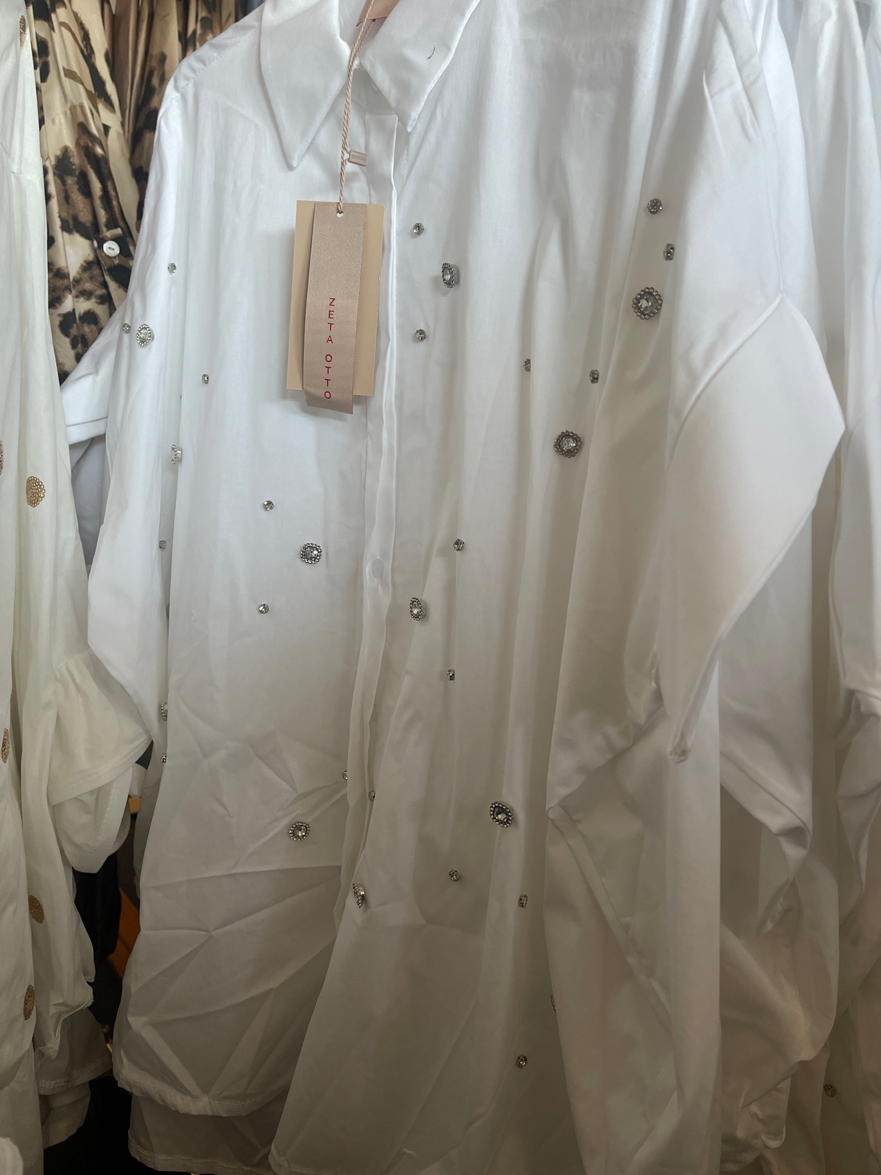 Kortærmet skjorte med bling juveler by Zeta Otto