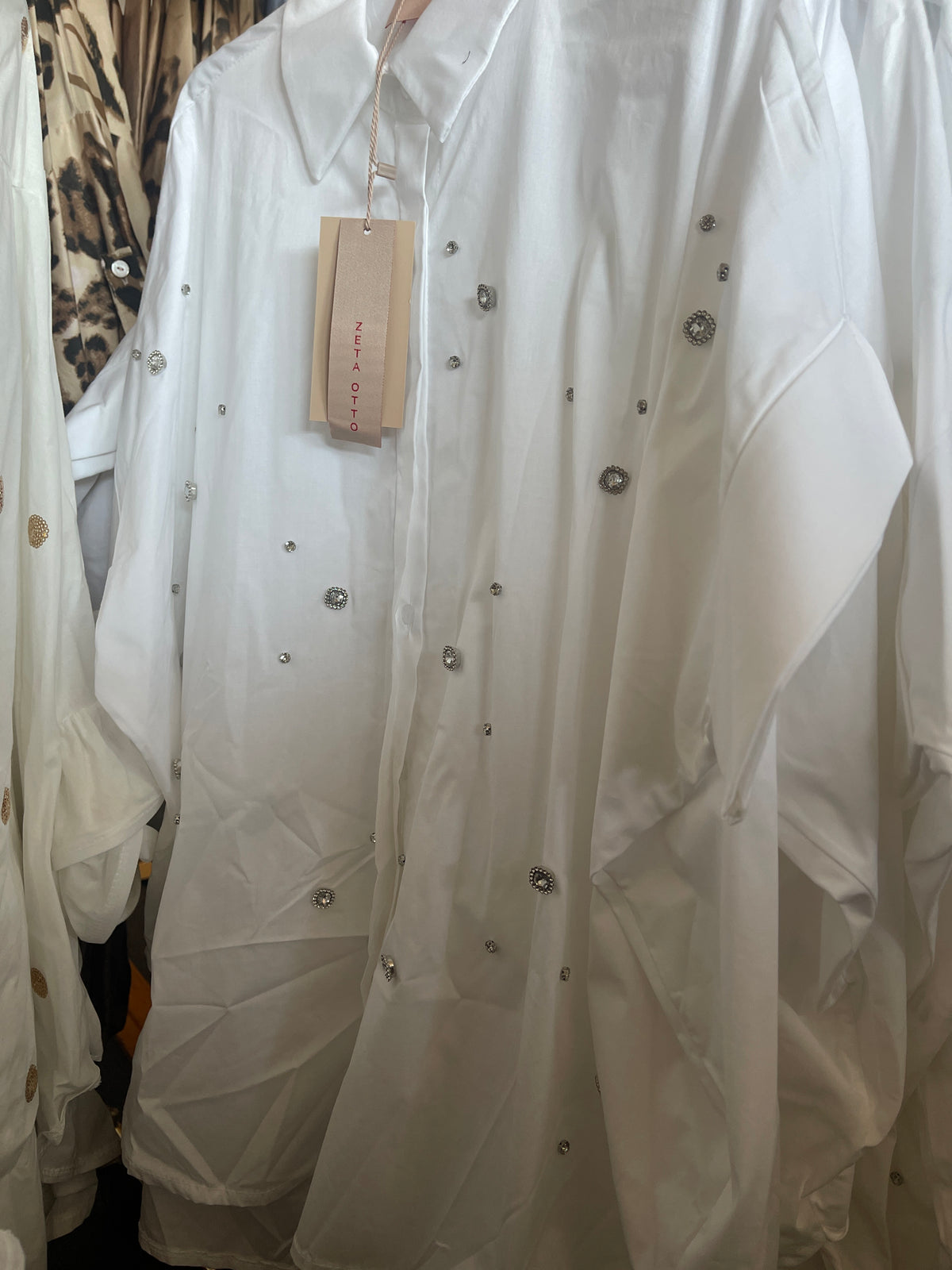 Kortærmet skjorte med bling juveler by Zeta Otto
