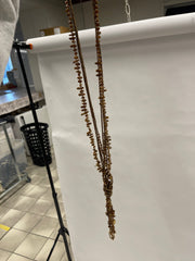 Lang perlehalskæde med guld detaljer