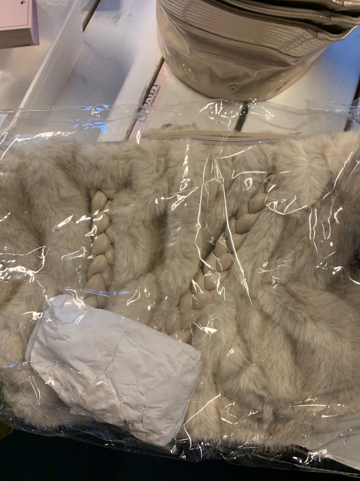 Lille faux fur taske med flet strop by Krone 1