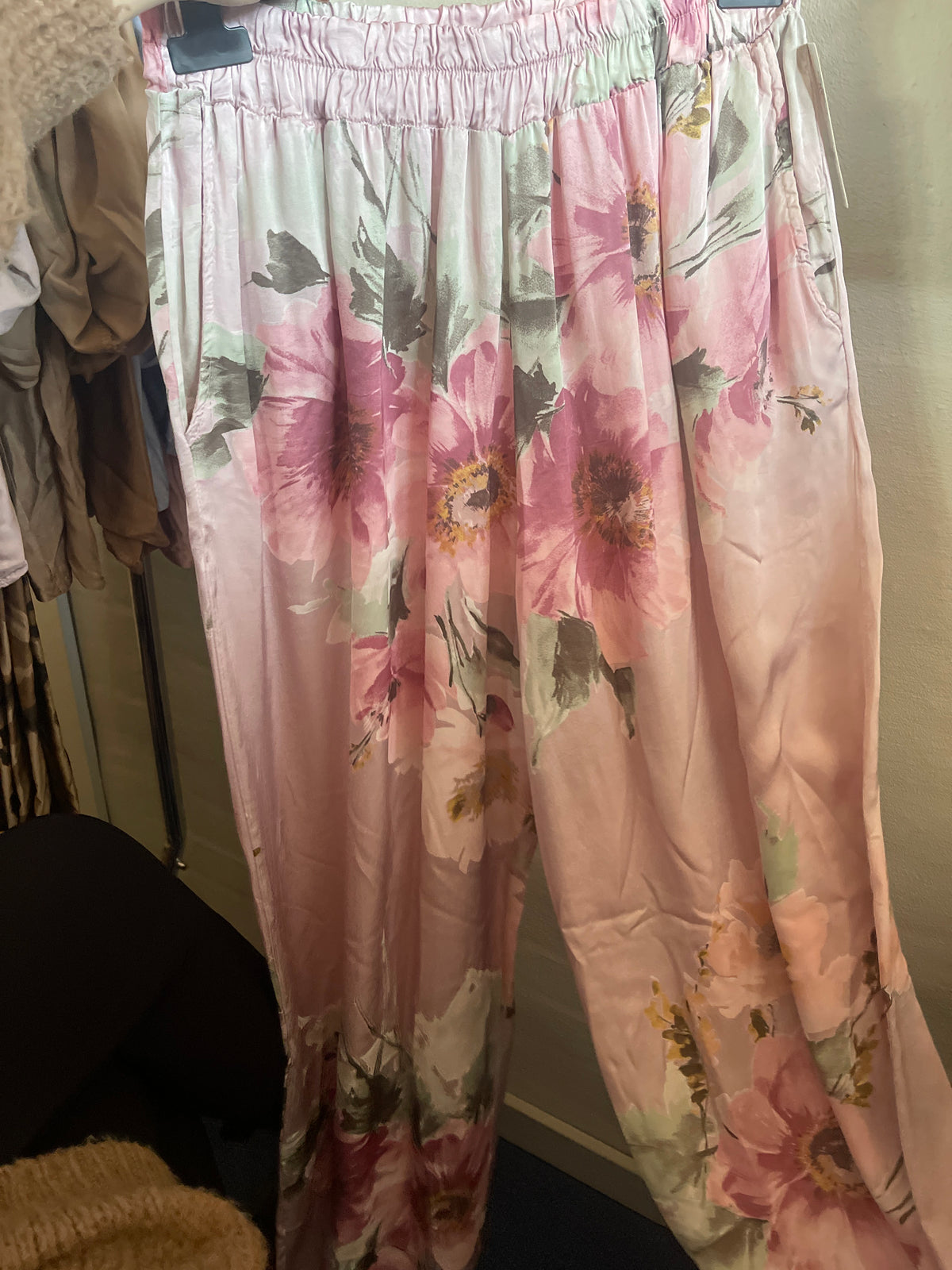 Satin bukser med vidde og blomster print by Bluebell