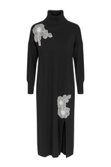 Strikkjole med broderi blomster