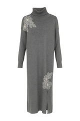 Strikkjole med broderi blomster