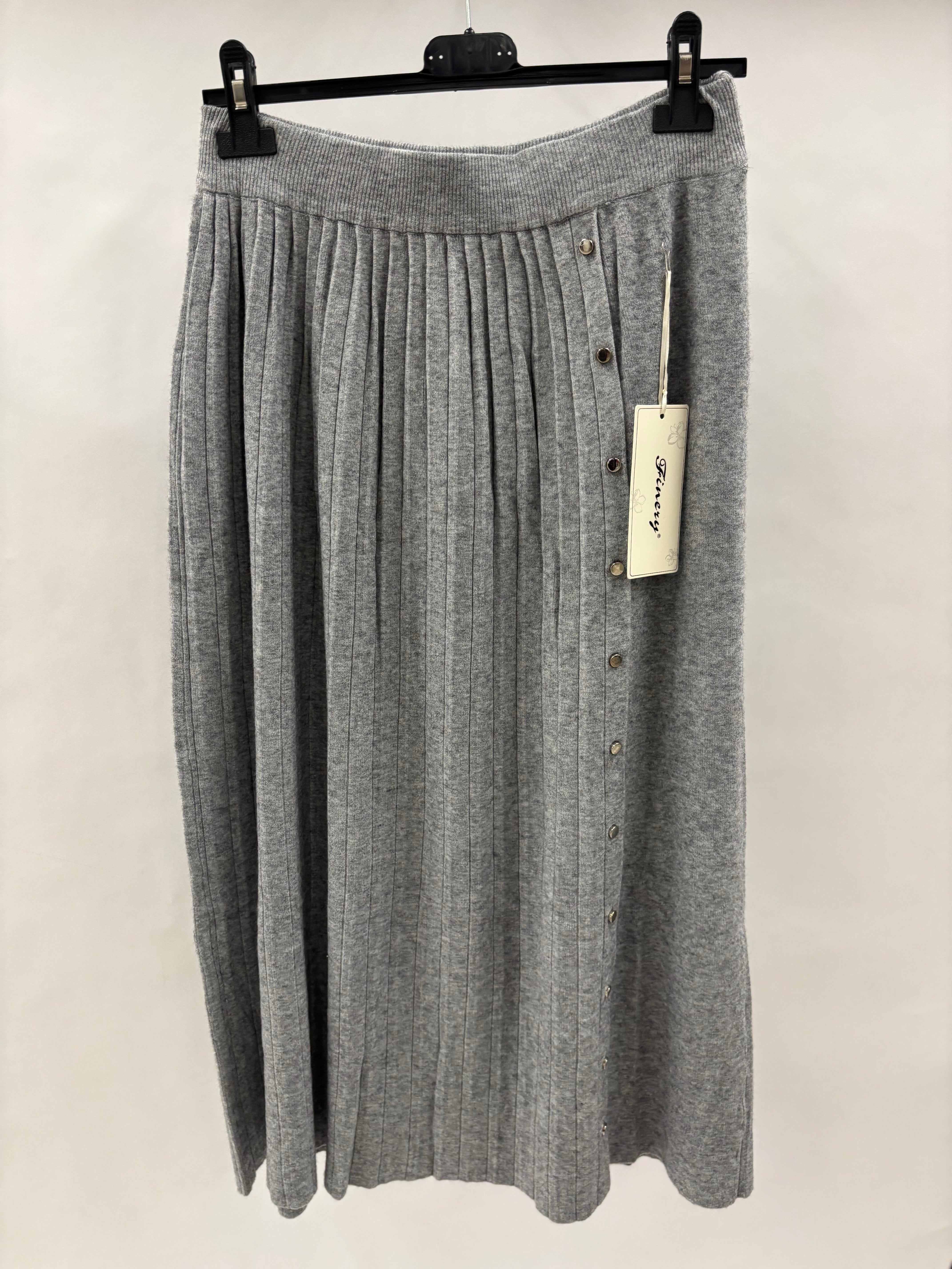 Lang Plisseret Nederdel, Knapper