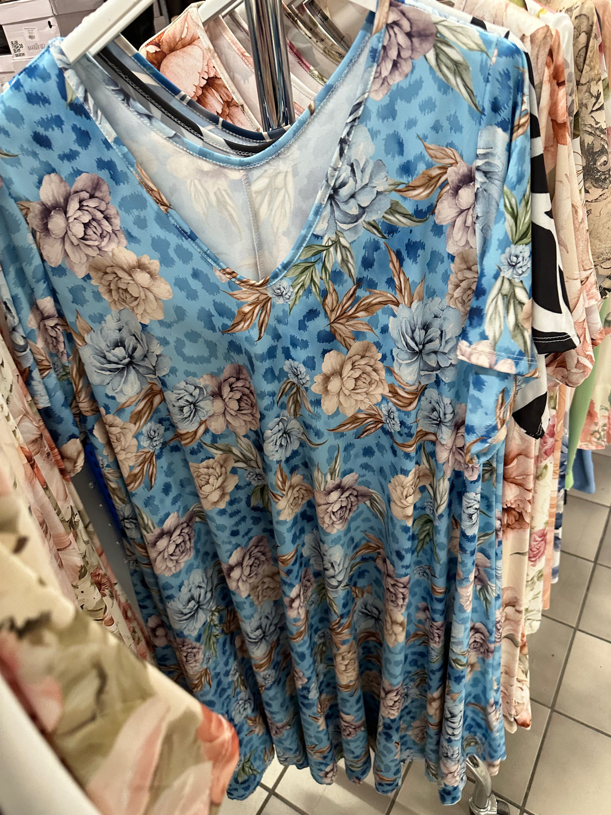 A-shape kjole med blå leo og blomster - Brystmål 130cm - Preorder