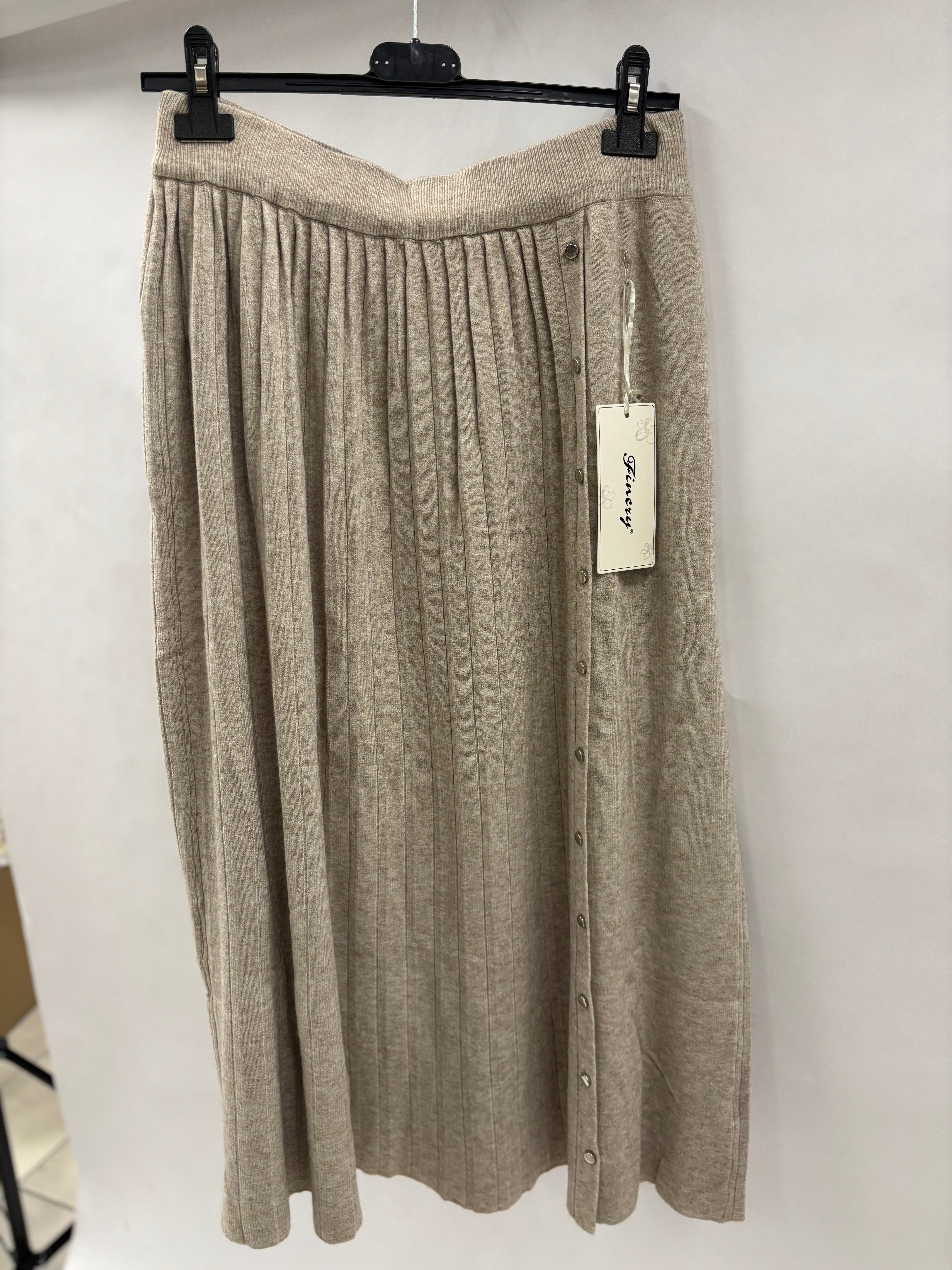 Lang Plisseret Nederdel, Knapper