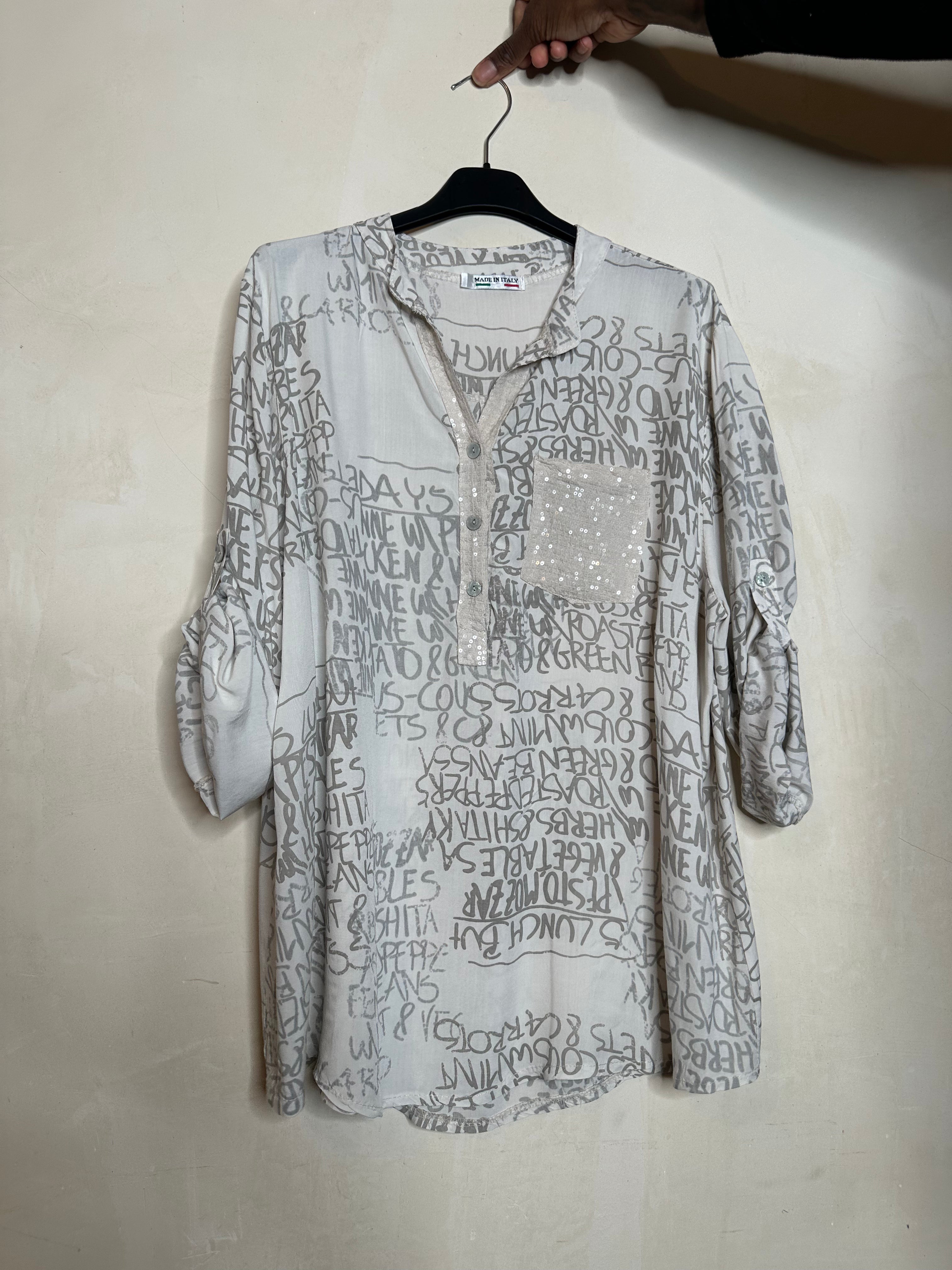 Skjorte med tekst - ITMAJ25 by M.COM