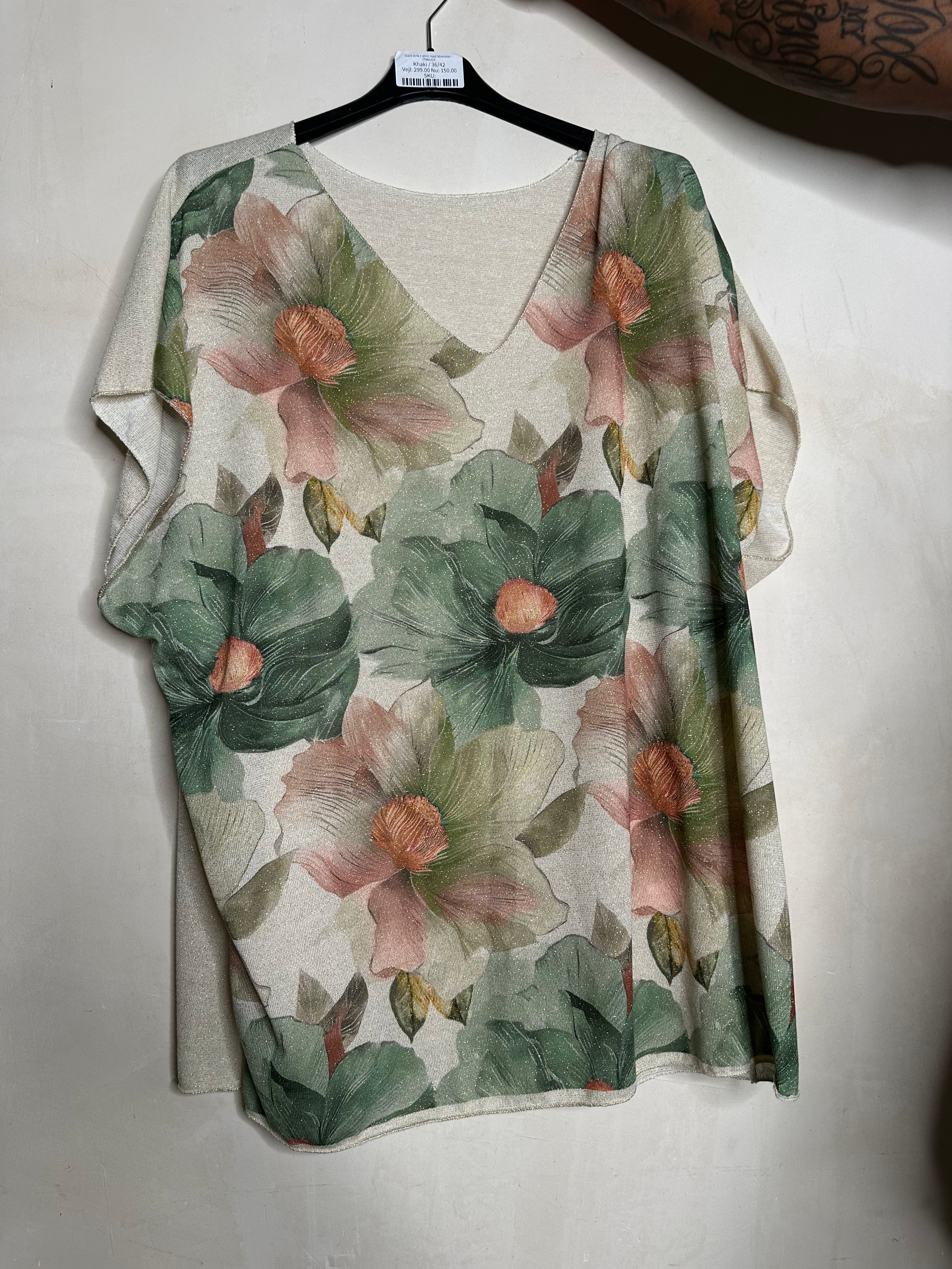 Guld strik t shirt med blomster by Ohlala