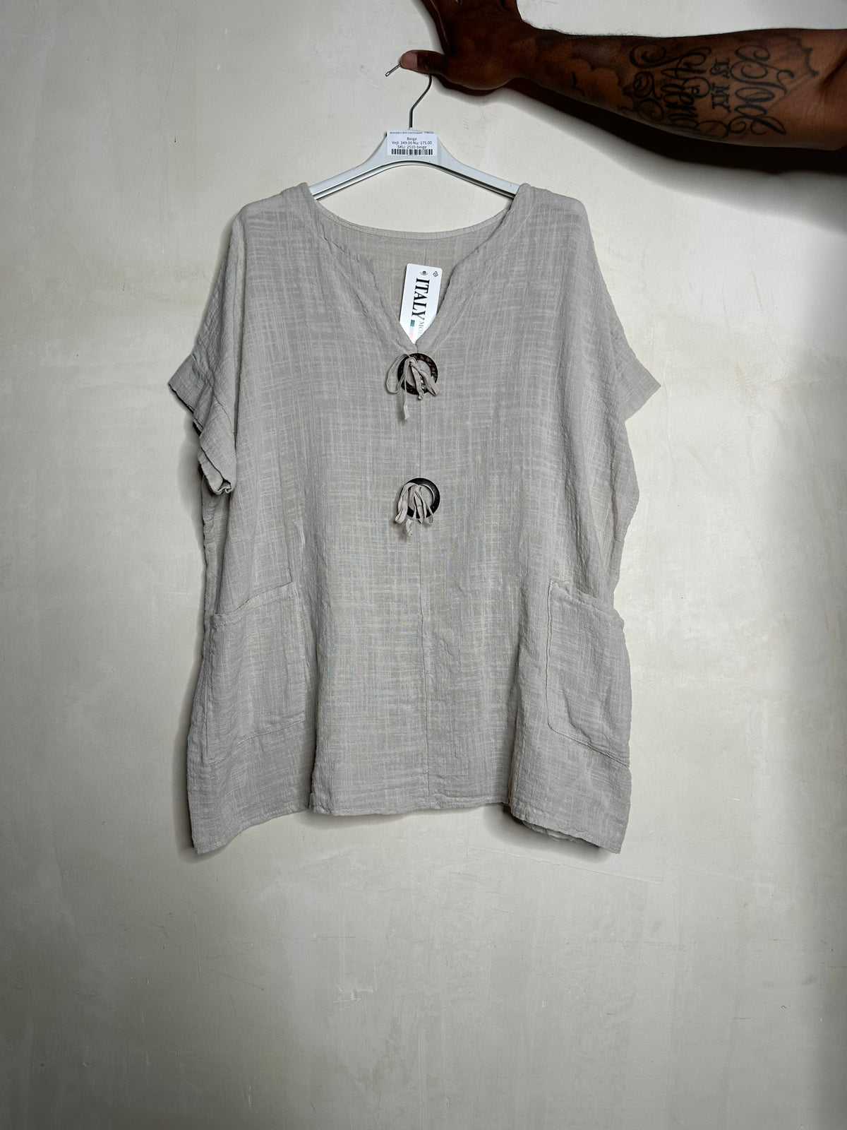 Bomulds t-shirt med knapper - ITMAJ25 by Hermosa