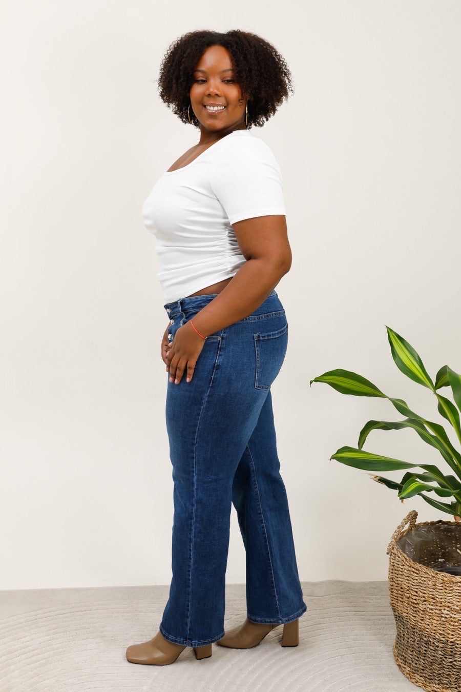 Wideleg jeans med bling knapper darkwash plus size