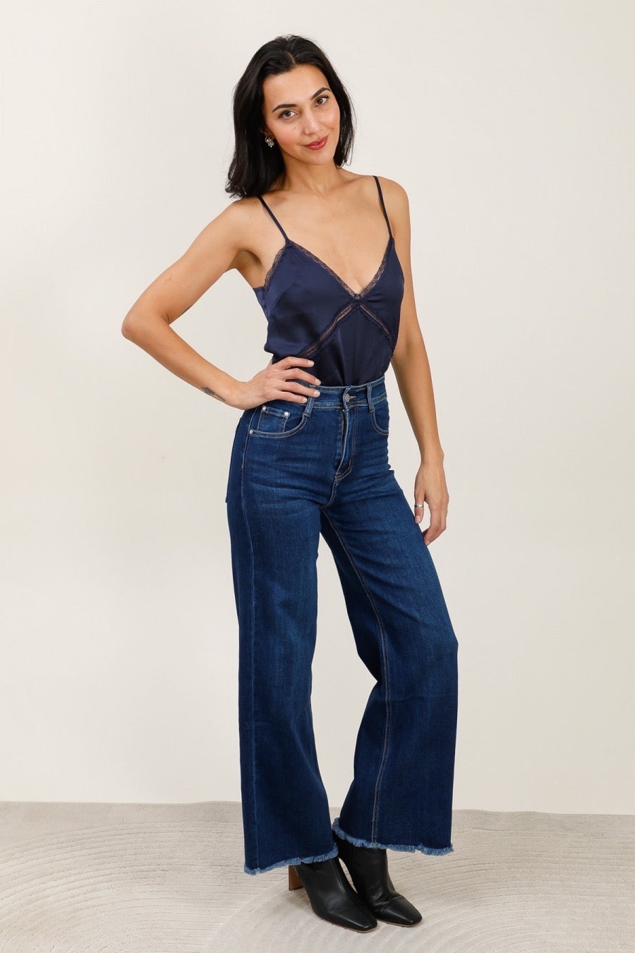 Jeans med vidde og flosset detaljer darkwash by G-Smack