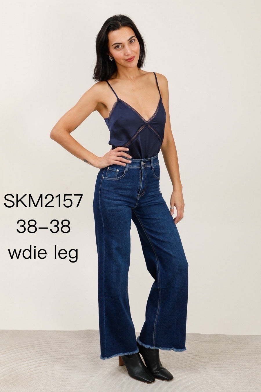 Jeans med vidde og flosset detaljer og syning bagpå by G-Smack