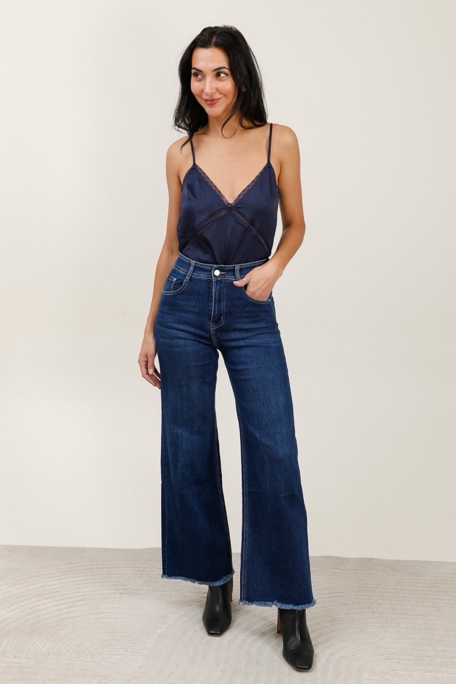 Jeans med vidde og flosset detaljer og syning bagpå by G-Smack