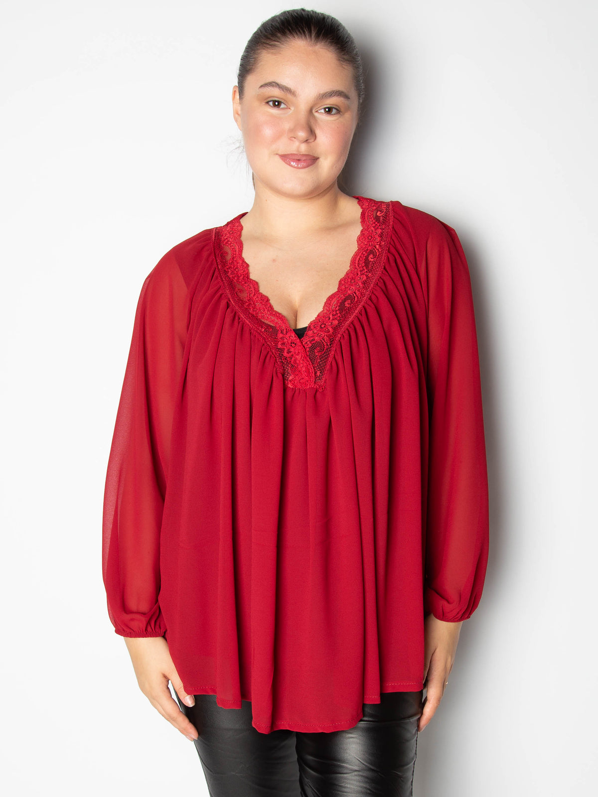 Bluse med blonde v udskæring by Krone 1