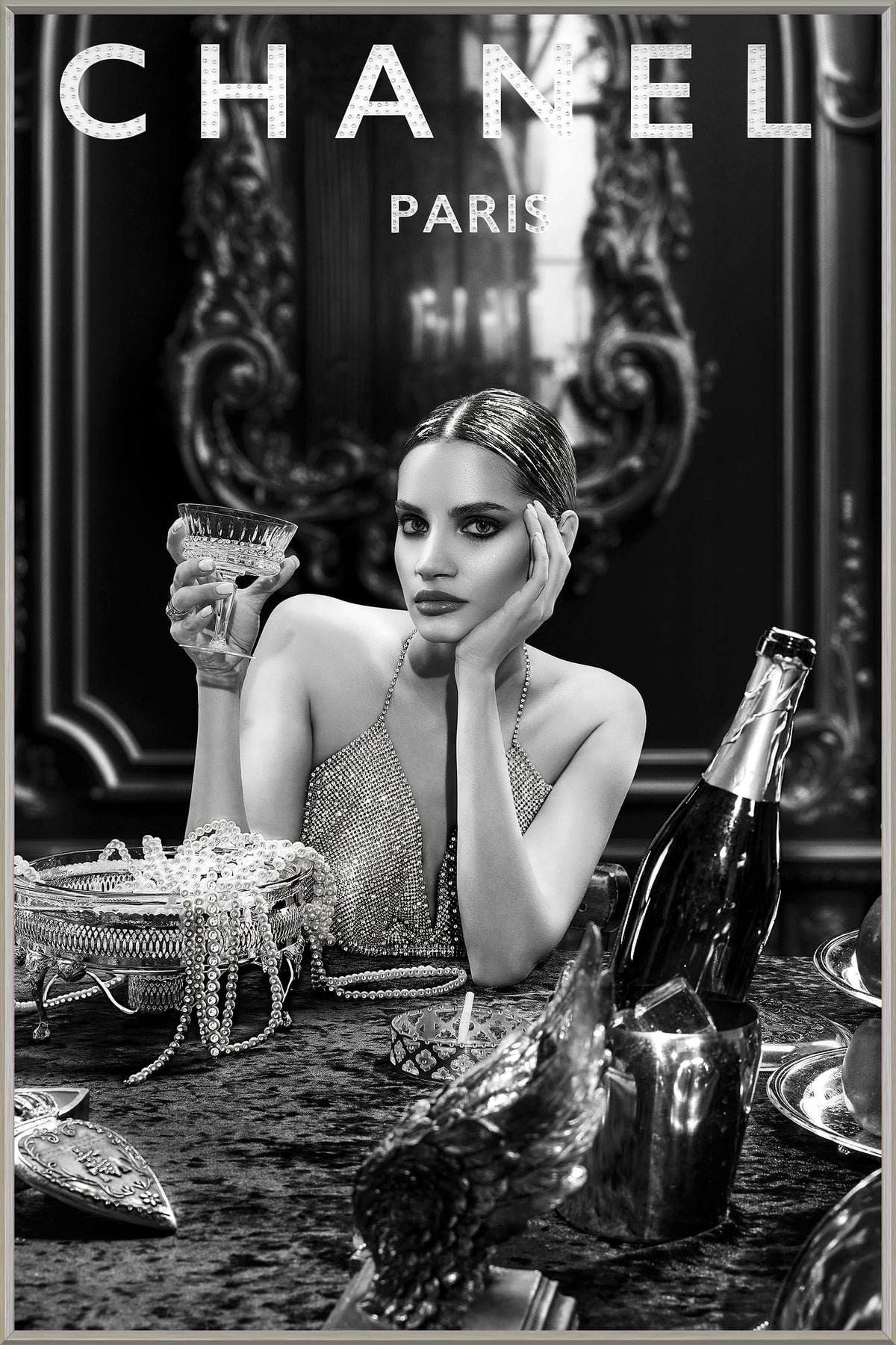 Indrammet vægmaleri Lady Drinking Champagne 80x120 cm