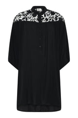 Que tunic with short sleeves and floral pieces